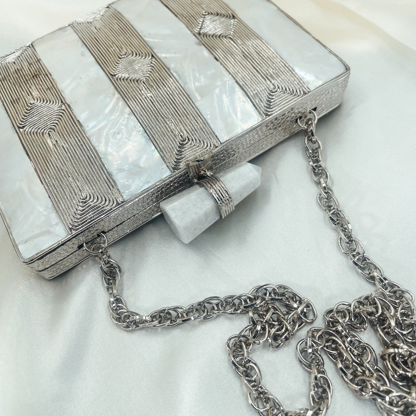 MADIHA Clutch (Silver)