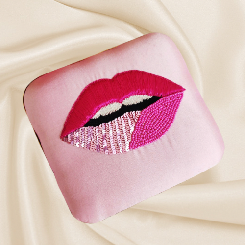 KISS ME Clutch